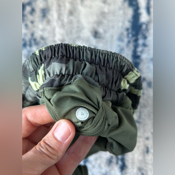 Lululemon Hotty Hot Low Rise Short 4" - Picture 4 of 4